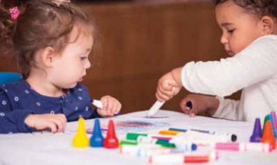 Preschoolers color together 